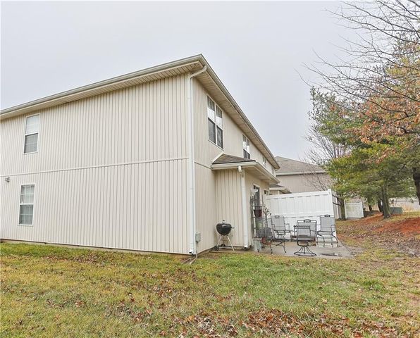 911 SW Peach Tree Lane, Blue Springs, MO 64064