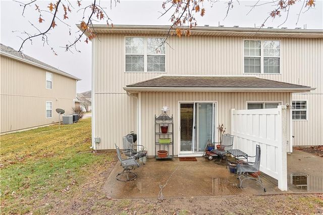 911 SW Peach Tree Lane, Blue Springs, MO 64064