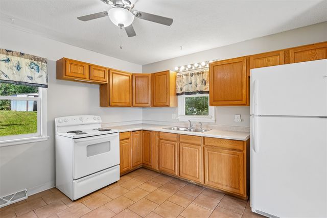 1424 E Watrous Avenue, Des Moines, IA 50320