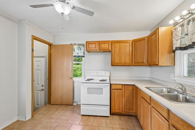 1424 E Watrous Avenue, Des Moines, IA 50320