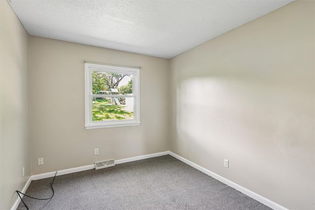 1424 E Watrous Avenue, Des Moines, IA 50320