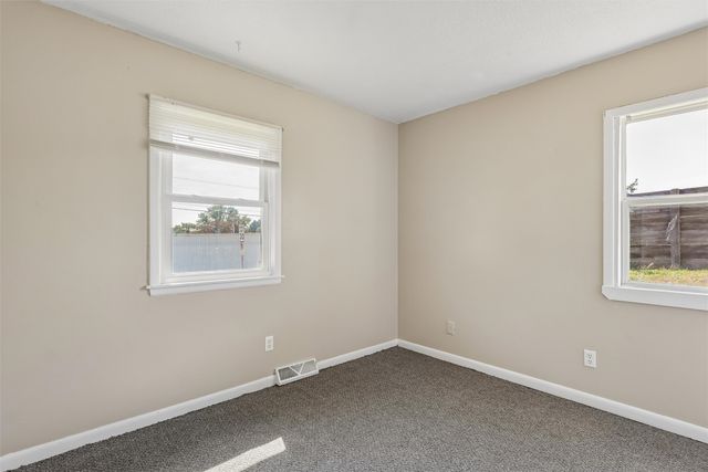 1424 E Watrous Avenue, Des Moines, IA 50320