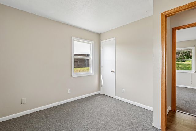 1424 E Watrous Avenue, Des Moines, IA 50320