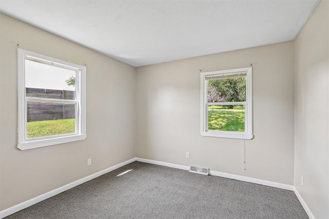 1424 E Watrous Avenue, Des Moines, IA 50320