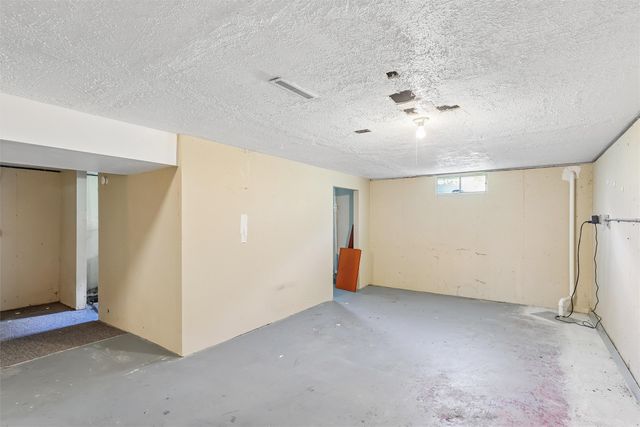1424 E Watrous Avenue, Des Moines, IA 50320