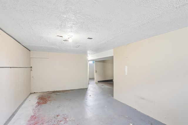1424 E Watrous Avenue, Des Moines, IA 50320
