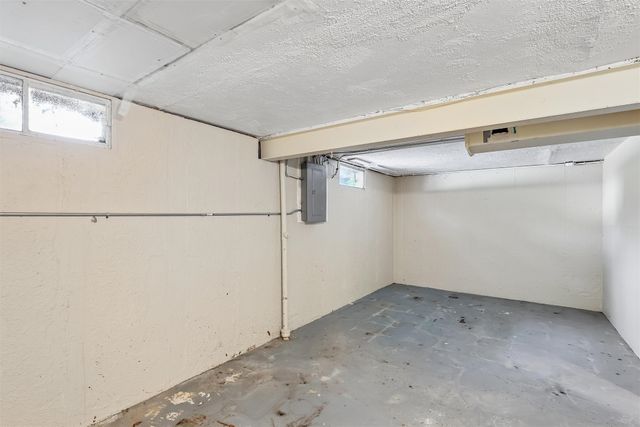 1424 E Watrous Avenue, Des Moines, IA 50320