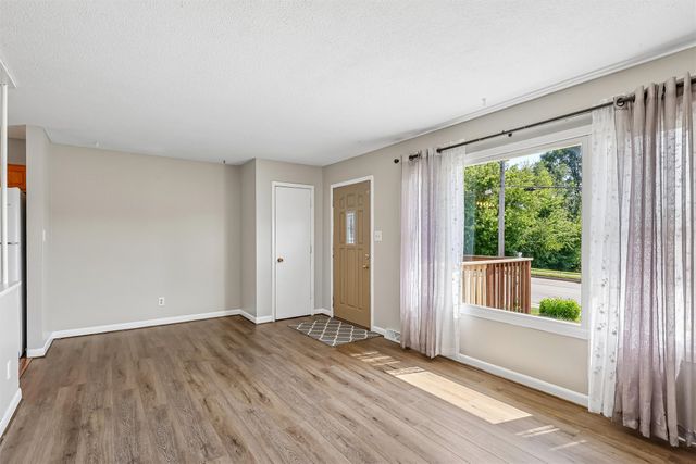1424 E Watrous Avenue, Des Moines, IA 50320