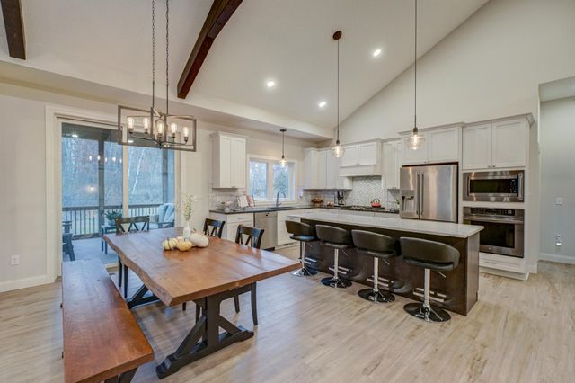 1075 Autumn Oak Lane, Hudson, WI 54016