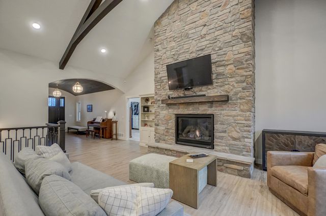 1075 Autumn Oak Lane, Hudson, WI 54016