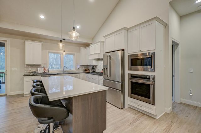 1075 Autumn Oak Lane, Hudson, WI 54016