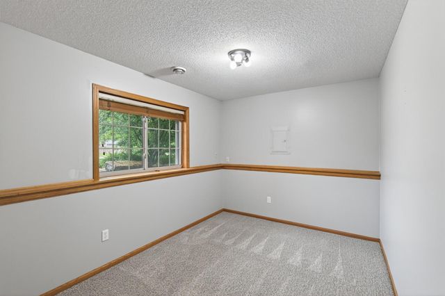 9850 Wynstone Drive, Woodbury, MN 55125