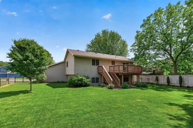 9850 Wynstone Drive, Woodbury, MN 55125
