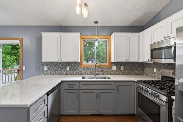 9850 Wynstone Drive, Woodbury, MN 55125