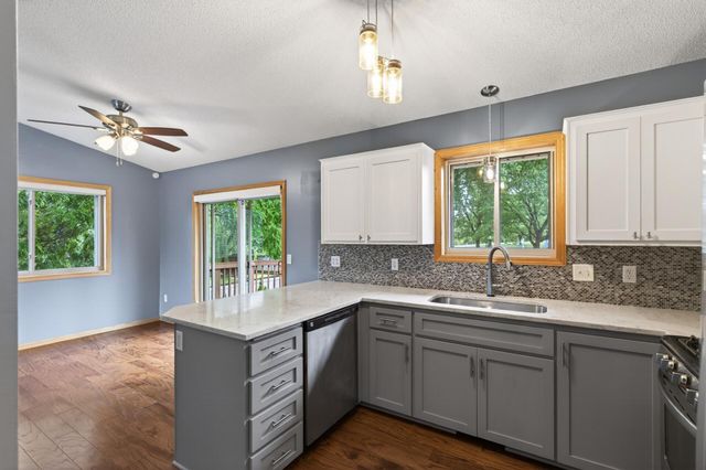 9850 Wynstone Drive, Woodbury, MN 55125