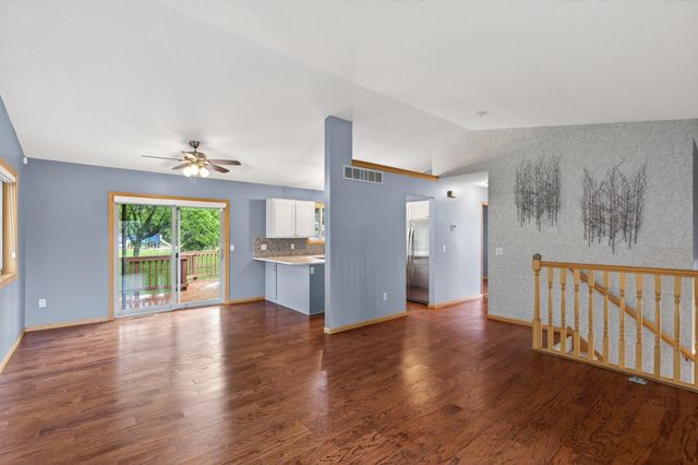 9850 Wynstone Drive, Woodbury, MN 55125