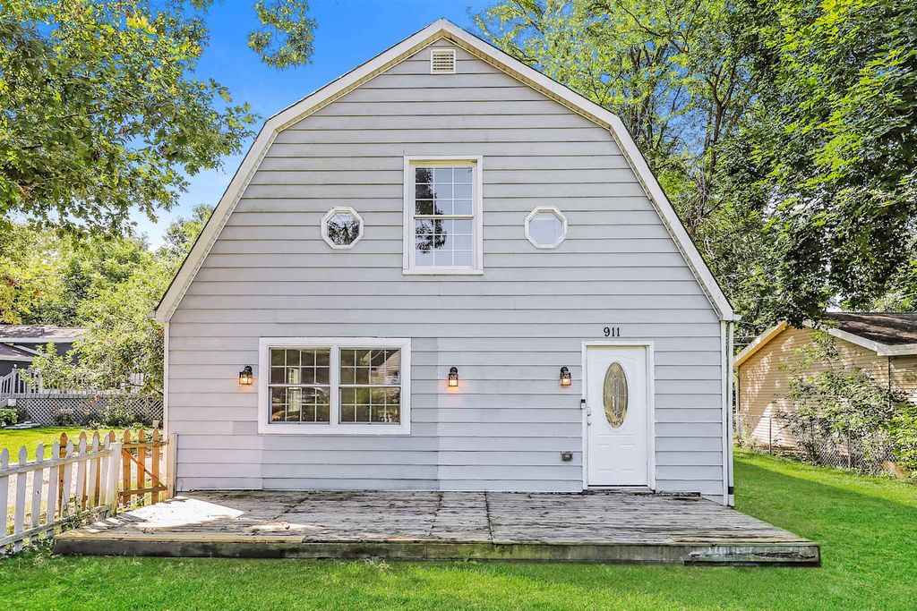 911 Paul Street, Mchenry, IL 60051