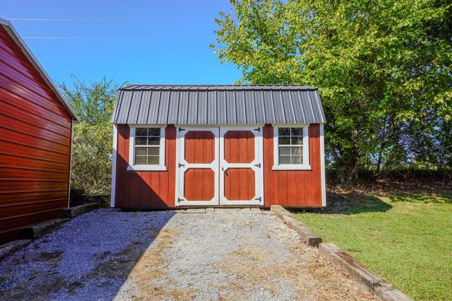 137 Hawkins Rd, Westmoreland, TN 37186