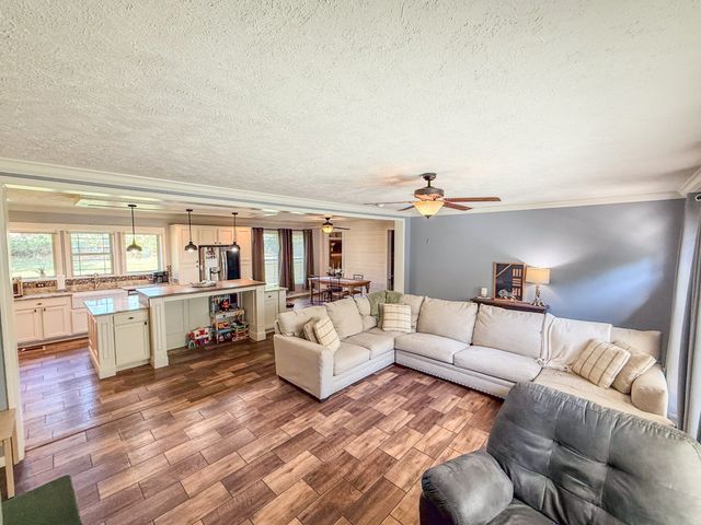 137 Hawkins Rd, Westmoreland, TN 37186