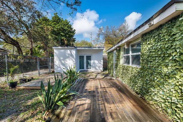 276 NW 40th St, Miami, FL 33127