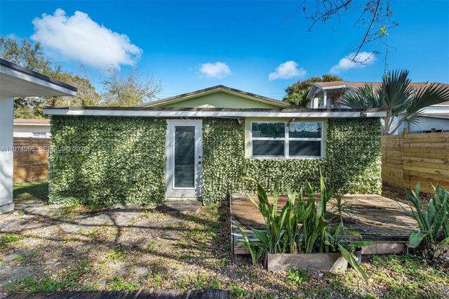 276 NW 40th St, Miami, FL 33127