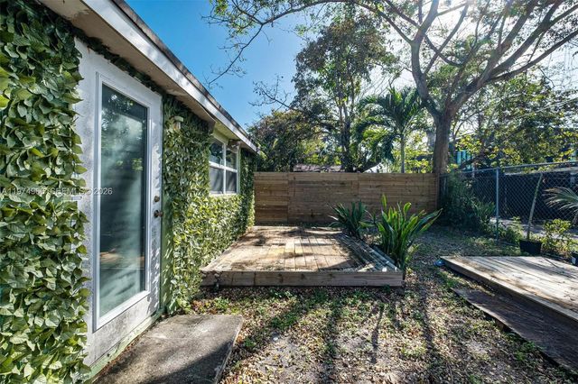 276 NW 40th St, Miami, FL 33127