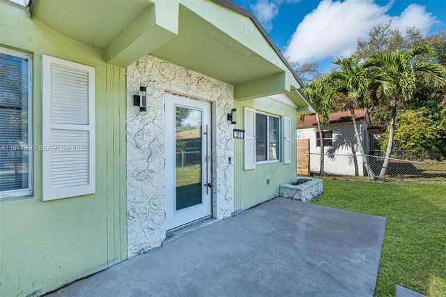 276 NW 40th St, Miami, FL 33127