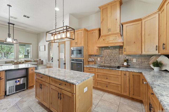 199 CHAMPIONS BLVD, La Vernia, TX 78121