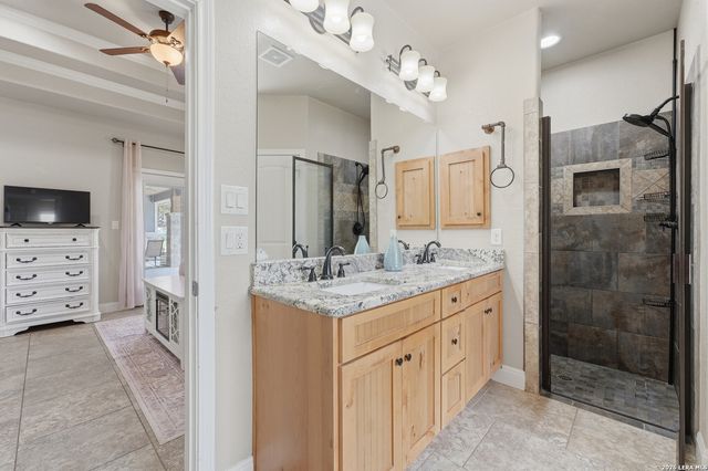199 CHAMPIONS BLVD, La Vernia, TX 78121