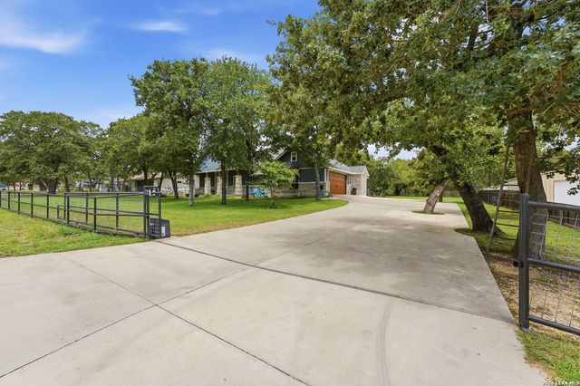 199 CHAMPIONS BLVD, La Vernia, TX 78121