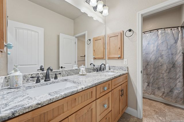 199 CHAMPIONS BLVD, La Vernia, TX 78121