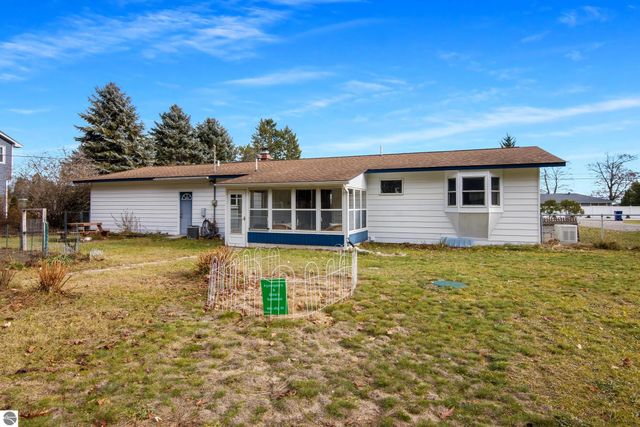 7222 S West Bayshore Drive, Traverse City, MI 49684