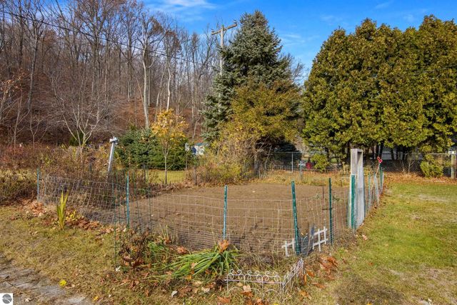 7222 S West Bayshore Drive, Traverse City, MI 49684