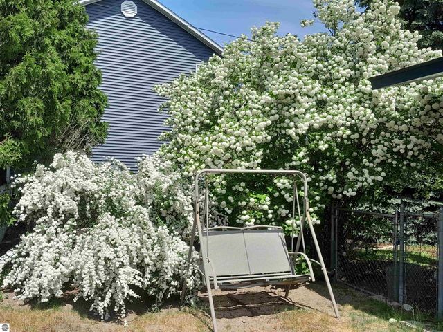 7222 S West Bayshore Drive, Traverse City, MI 49684