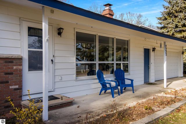 7222 S West Bayshore Drive, Traverse City, MI 49684