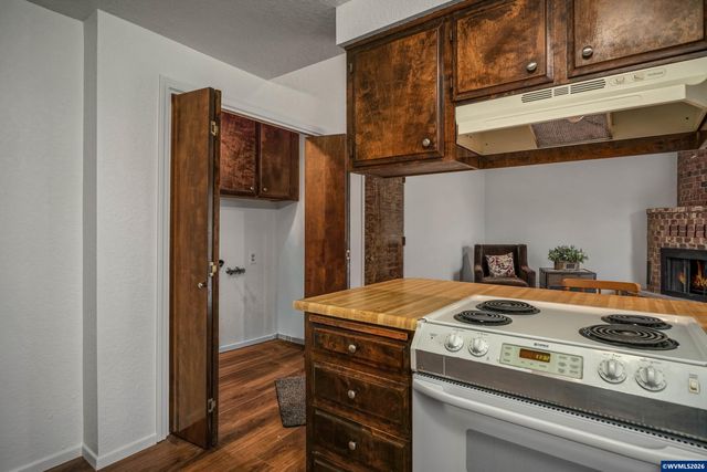 854 George St NW, Salem, OR 97304