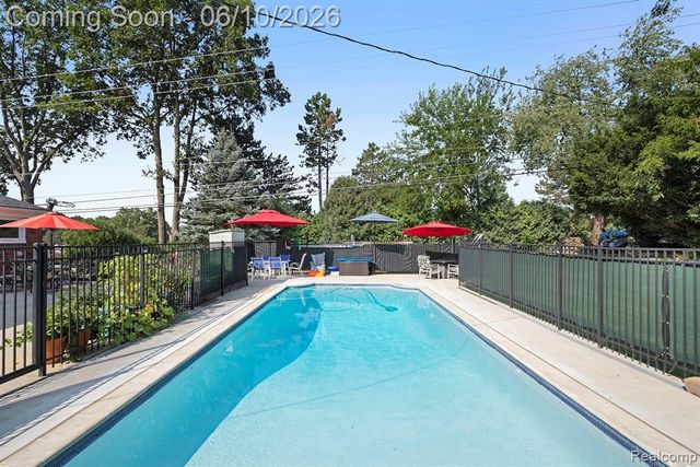 1720 Cedar Shake Drive, Bloomfield Hills, MI 48302