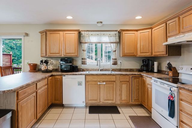 1241 Sharps Lot Rd, Swansea, MA 02777