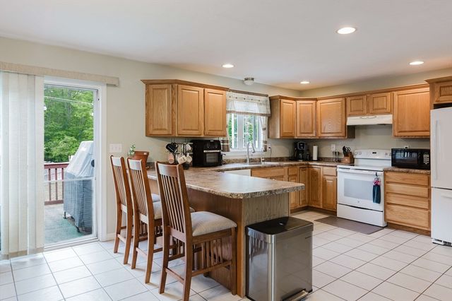1241 Sharps Lot Rd, Swansea, MA 02777