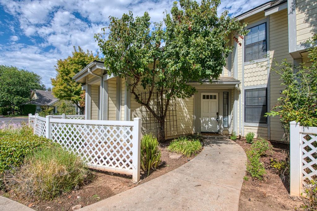 955 E Foxhill Drive, Fresno, CA 93720