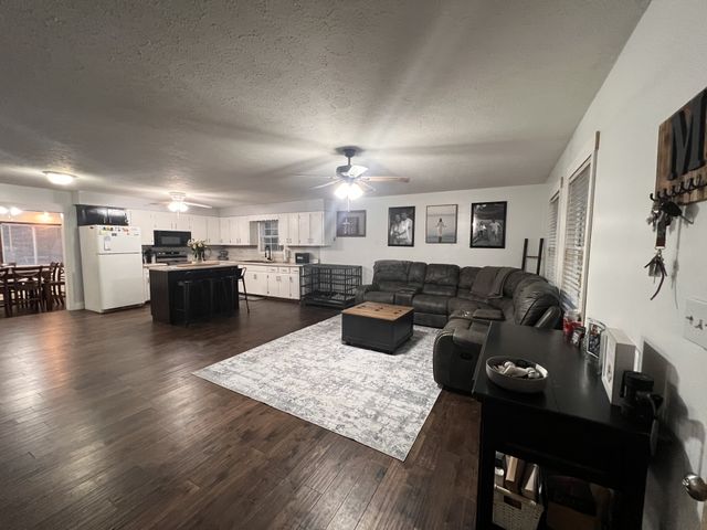 4055 Erin Rd, Mc Ewen, TN 37101