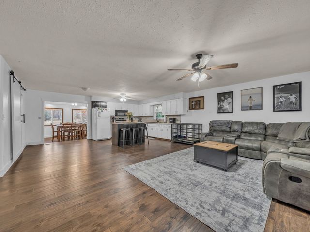 4055 Erin Rd, Mc Ewen, TN 37101