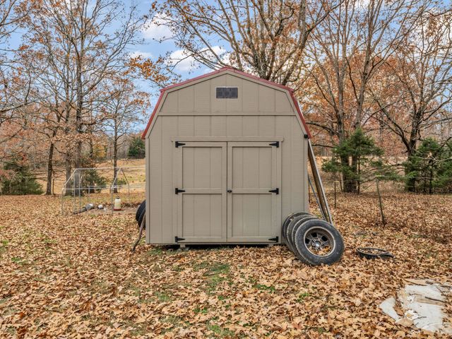 4055 Erin Rd, Mc Ewen, TN 37101