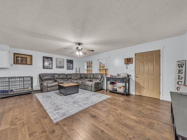 4055 Erin Rd, Mc Ewen, TN 37101