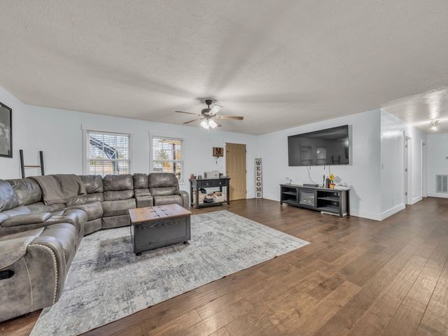 4055 Erin Rd, Mc Ewen, TN 37101