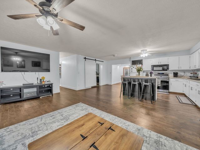 4055 Erin Rd, Mc Ewen, TN 37101