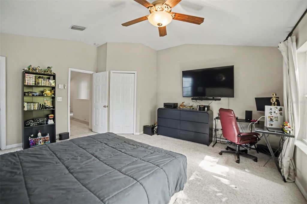 Image 13 of property listing at 2431 EARLSWOOD COURT, Brandon, FL 33510