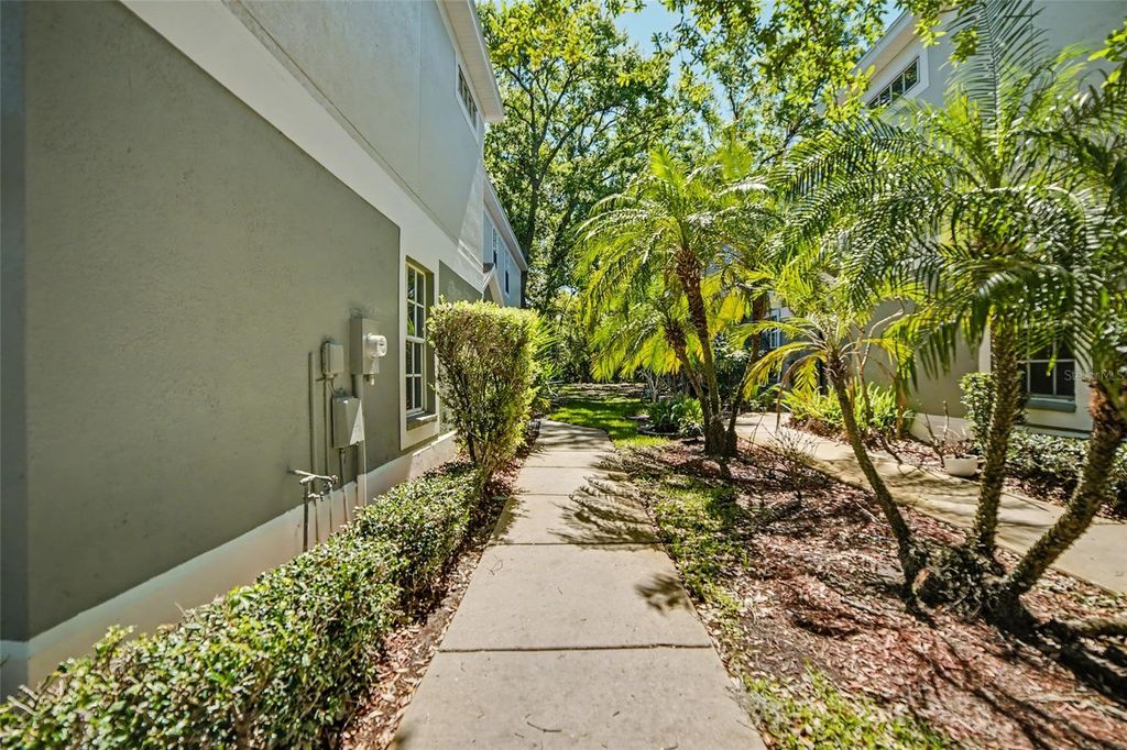 Image 4 of property listing at 2431 EARLSWOOD COURT, Brandon, FL 33510