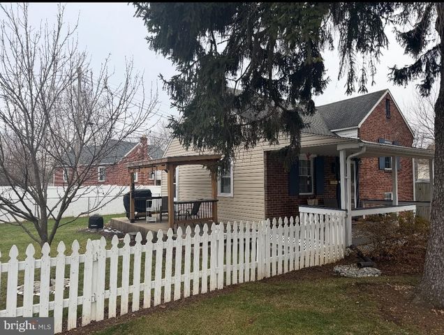 751 VILLAGE RD, York, PA 17404