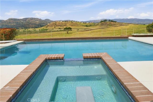 8767 Moorcroft Avenue, West Hills, CA 91304